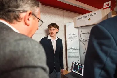 Hodnocení projektů Univerzita Hradec Králové - Fakulta informatiky a managementu: projekt Implementace AI protihráče do hry Sázky a dostihy